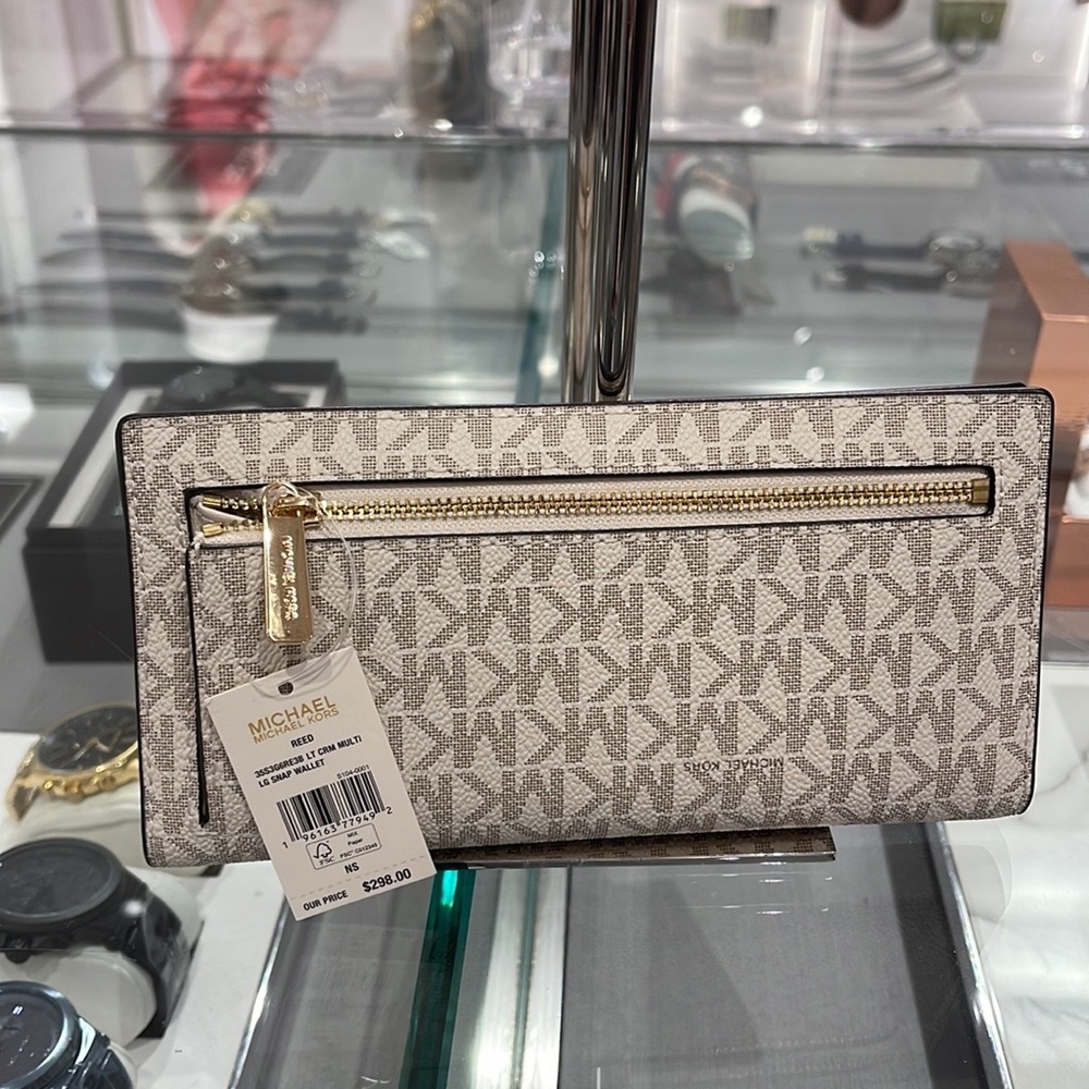 MICHAEL KORS
Reed Large Snap Signature Wallet
35S3G6RE3B
Lt Cream Multi
NWT - Picture 4 of 16